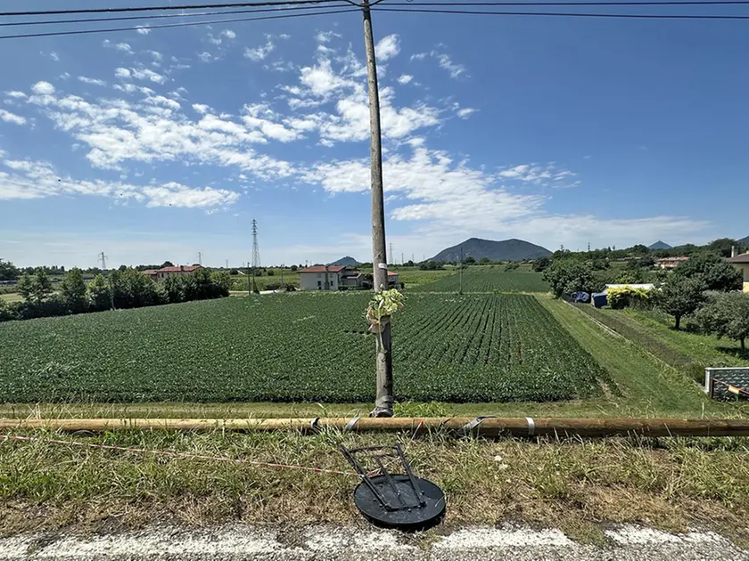 Il luogo della tragedia con i fiori lasciati dai colleghi (foto Piran)