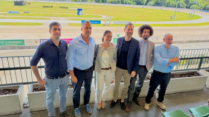 La famiglie Stefanelli insieme agli esponenti di Palazzo Moroni