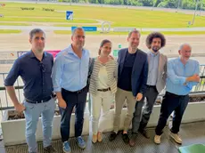 La famiglie Stefanelli insieme agli esponenti di Palazzo Moroni