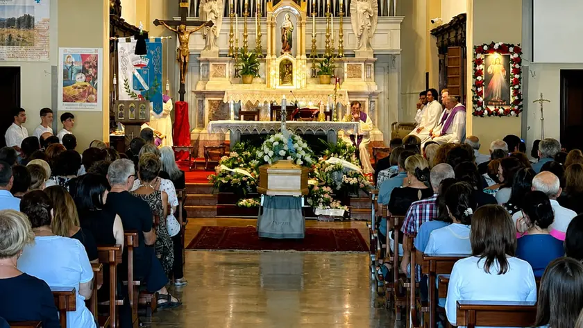 Il feretro di Chiara Guerra durante i funerali a San Stino (foto Bortoluzzi)
