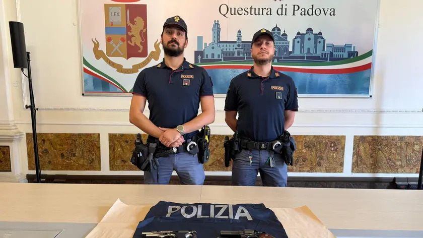 Le armi sequestrate ai giovani responsabili della sparatoria all'Arcella