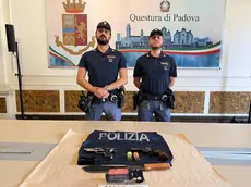Le armi sequestrate ai giovani responsabili della sparatoria all'Arcella