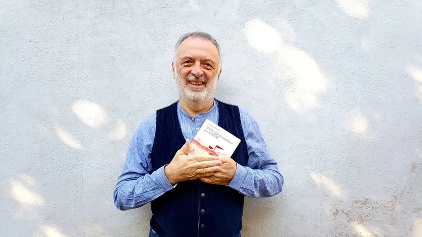 “Il profumo del bicchiere mezzo pieno”: dal vino alla felicità secondo Angelo Peretti