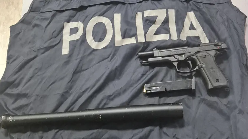 La pistola sequestrata ai ragazzi
