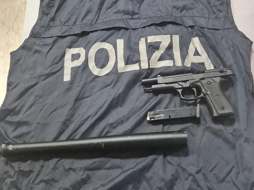 La pistola sequestrata ai ragazzi