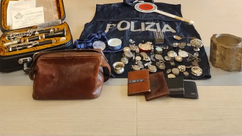Il materiale recuperato dalla Polizia