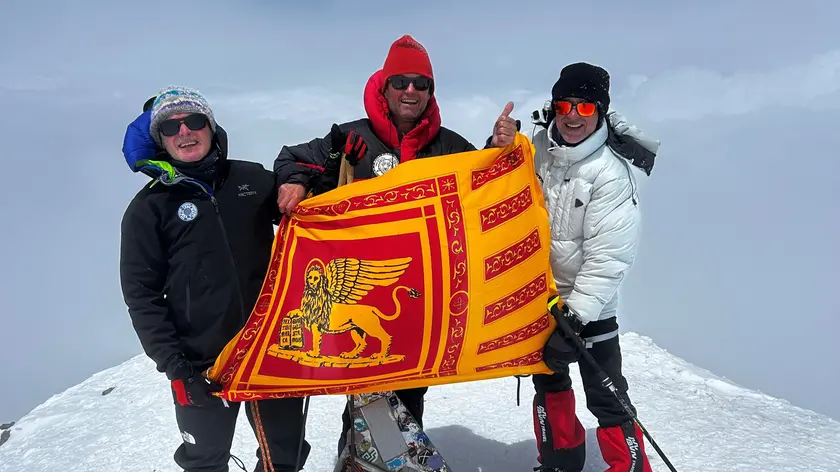 Due immagini dell’impresa sull’Elbrus di Valmassoi con Padrin e Bado