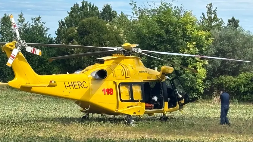 Sul posto sono arrivati i sanitari del 118 con l’elisoccorso