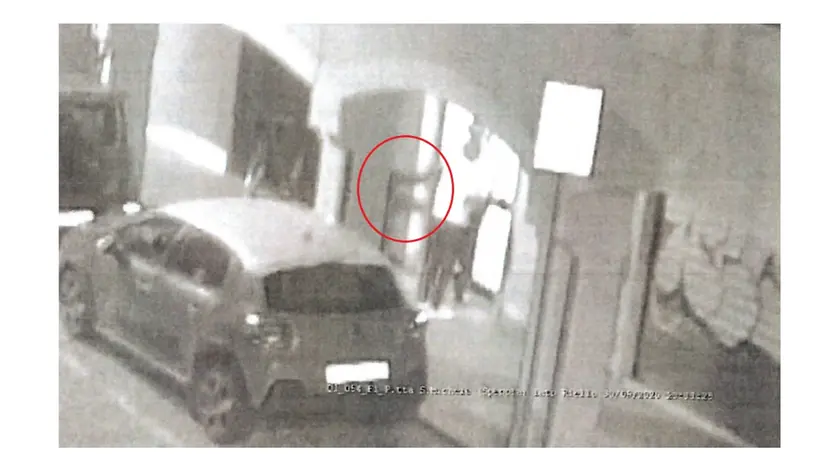 Nel fermo immagine del filmato Silvia Maran che sferra un calcio all’avvocato Piero Longo