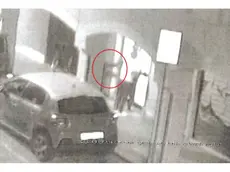 Nel fermo immagine del filmato Silvia Maran che sferra un calcio all’avvocato Piero Longo