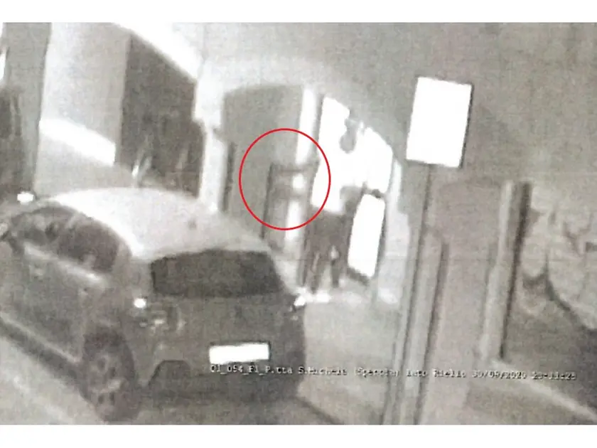 Nel fermo immagine del filmato Silvia Maran che sferra un calcio all’avvocato Piero Longo