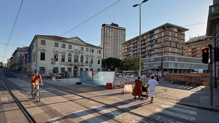 https://images.mattinopadova.it/view/acePublic/alias/contentid/1s862ts25nodw887qcl/0/copia-di-malfitano-agenzia-bianchi-padova-largo-europa-angolo-via-giotto.webp?f=16%3A9&amp;w=840