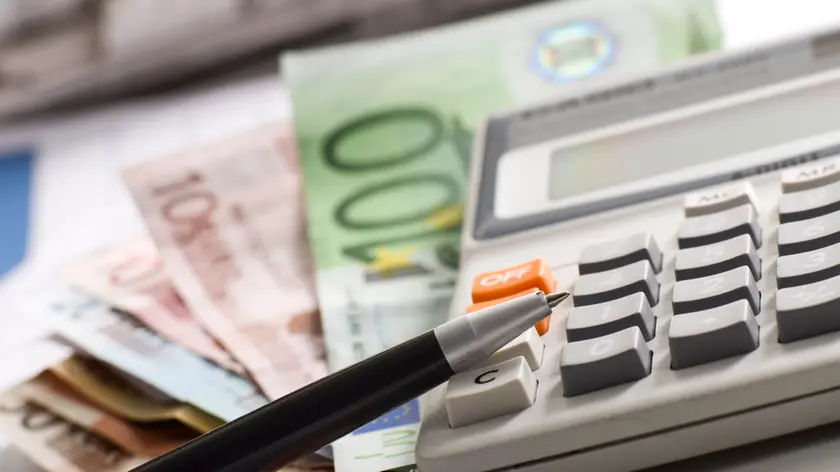 https://images.mattinopadova.it/view/acePublic/alias/contentid/1s8sb1uelazljmrinb5/0/copia-di-soldi-jpg.webp?f=16%3A9&amp;w=840