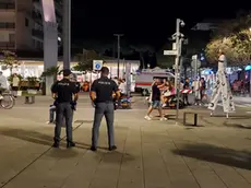 Polizia in piazza Mazzini a Jesolo