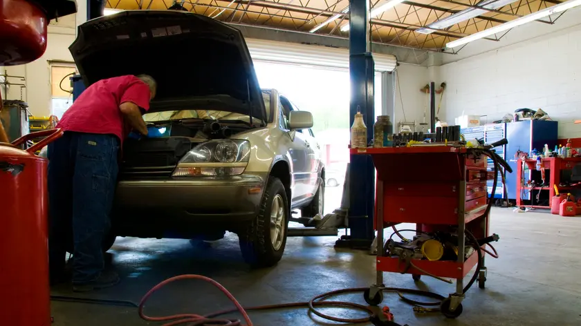 Meccanico d'auto in officina