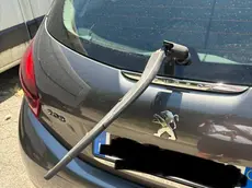 Un'auto vandalizzata dopo la notte bianca di Montegrotto