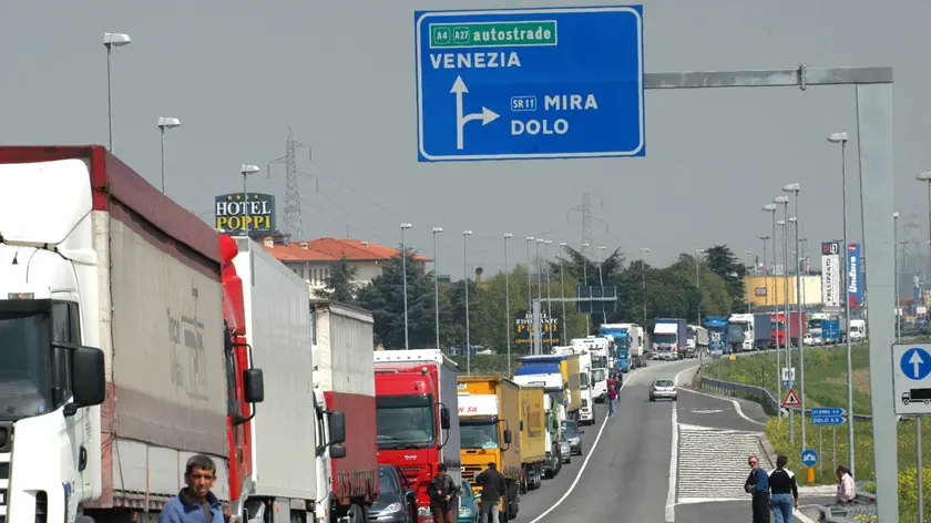 Coda di mezzi pesanti sulla Romea nel Veneziano: una scena abituale