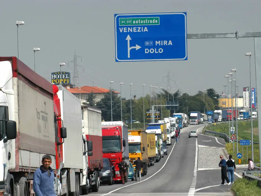 Coda di mezzi pesanti sulla Romea nel Veneziano: una scena abituale