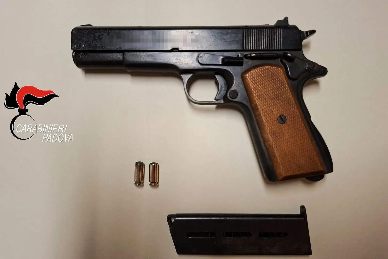 Un uomo ha esploso tre colpi a salve con una pistola scacciacani