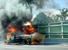 Mezzo in fiamme in autostrada