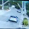 L’automobilista che cerca di passare tra le sbarre in movimento