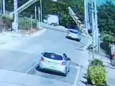 L’automobilista che cerca di passare tra le sbarre in movimento