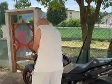 Provano a rubargli la moto: aggredito dai ladri con un coltello