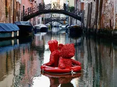Il bimbo naufrago, l'installazione dell'artista James Colomina a Venezia