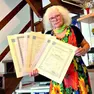 Adriana con parte dei suoi diplomi