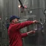 Un lavoratore in cantina