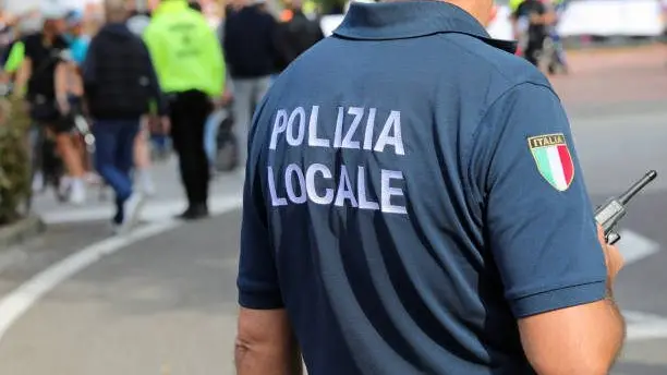 Un agente della polizia locale impegnato in un intervento