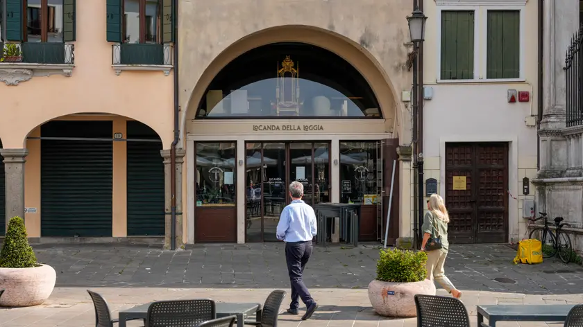 https://images.mattinopadova.it/view/acePublic/alias/contentid/1sdmehmlw0wcrvzwfdt/0/copia-di-malfitano-agenzia-bianchi-padova-piazza-dei-signori-esterne-locanda-della-loggia.webp?f=16%3A9&amp;w=840