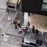 Un momento della rissa avvenuta in piazza De Gasperi