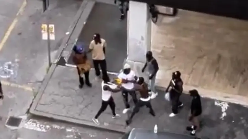 Un momento della rissa avvenuta in piazza De Gasperi