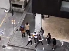 Un momento della rissa avvenuta in piazza De Gasperi