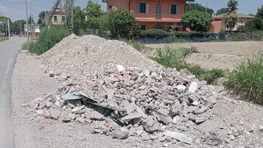 Il cumulo di calcinacci scaricati da un camion in via Augusta