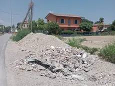 Il cumulo di calcinacci scaricati da un camion in via Augusta
