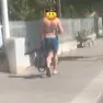 Turista in costume nel centro di Abano Terme