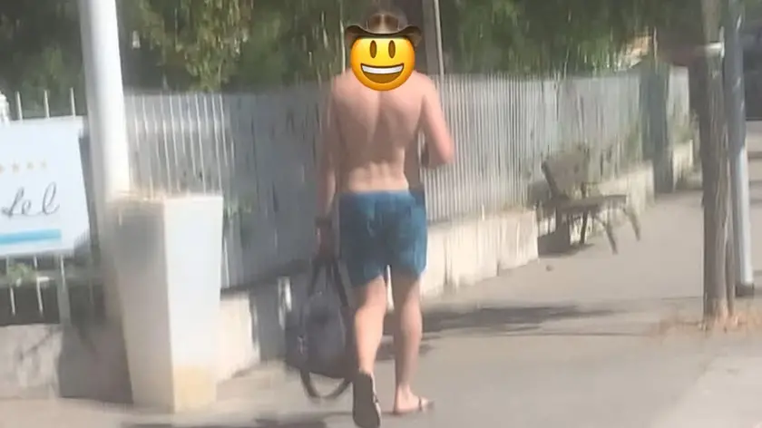 Turista in costume nel centro di Abano Terme