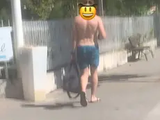 Turista in costume nel centro di Abano Terme