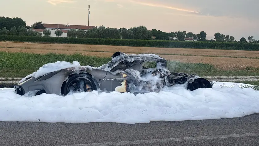 La Maserati distrutta dalle fiamme