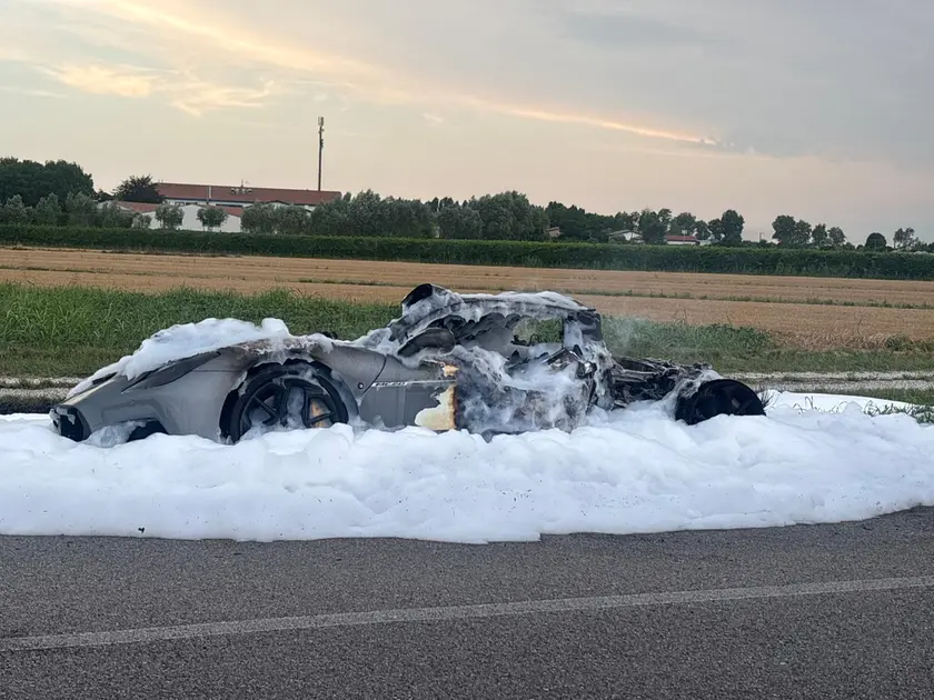 La Maserati distrutta dalle fiamme