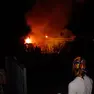Le fiamme e il fumo provenienti dalla siepe