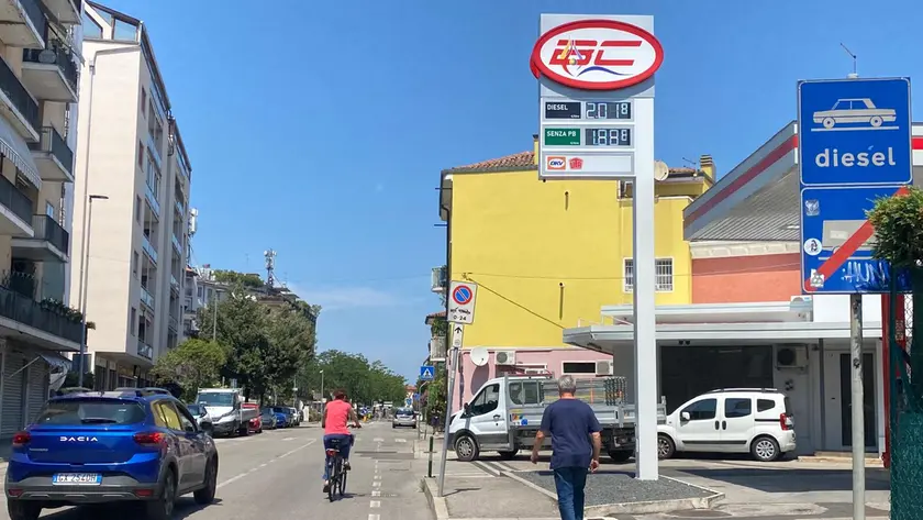 Il distributore di via Buonarroti a Padova giovedì pomeriggio con il diesel a 2,018 euro e la benzina a 1,888