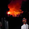 Le fiamme e il fumo provenienti dalla siepe