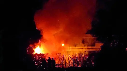 Le fiamme e il fumo provenienti dalla siepe
