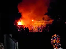Le fiamme e il fumo provenienti dalla siepe