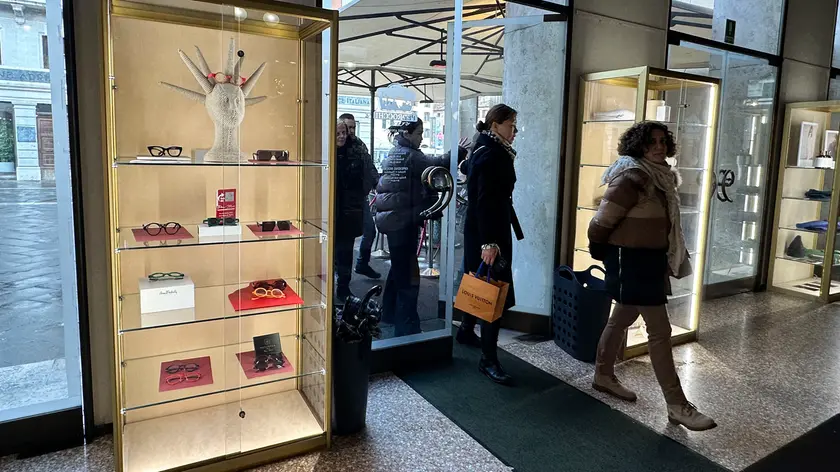 Le vetrinette della discordia al Pedrocchi