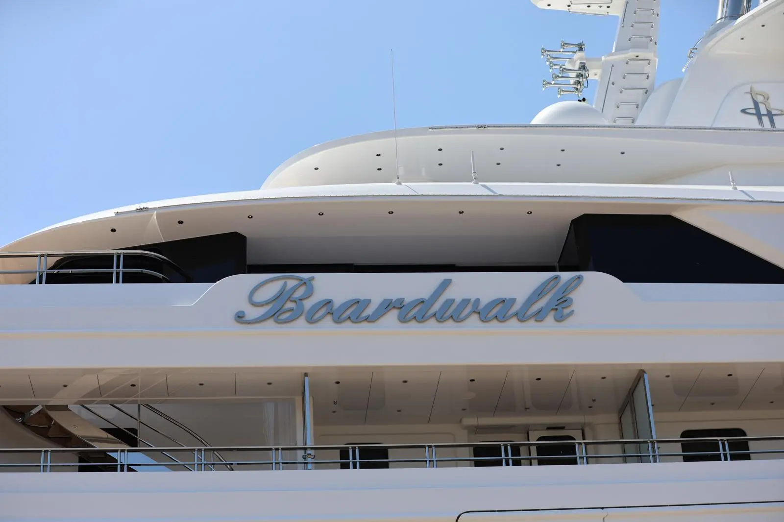 Lo yacht Boardwalk in Riva dei sette Martiri