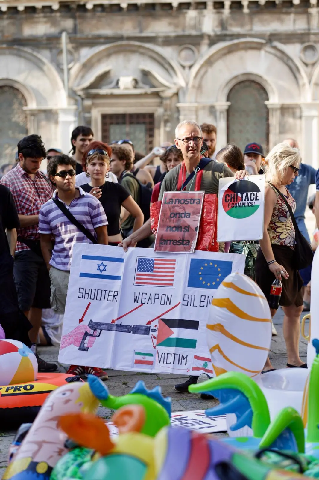 La protesta a Venezia contro lo yacht di Tilman Fertitta